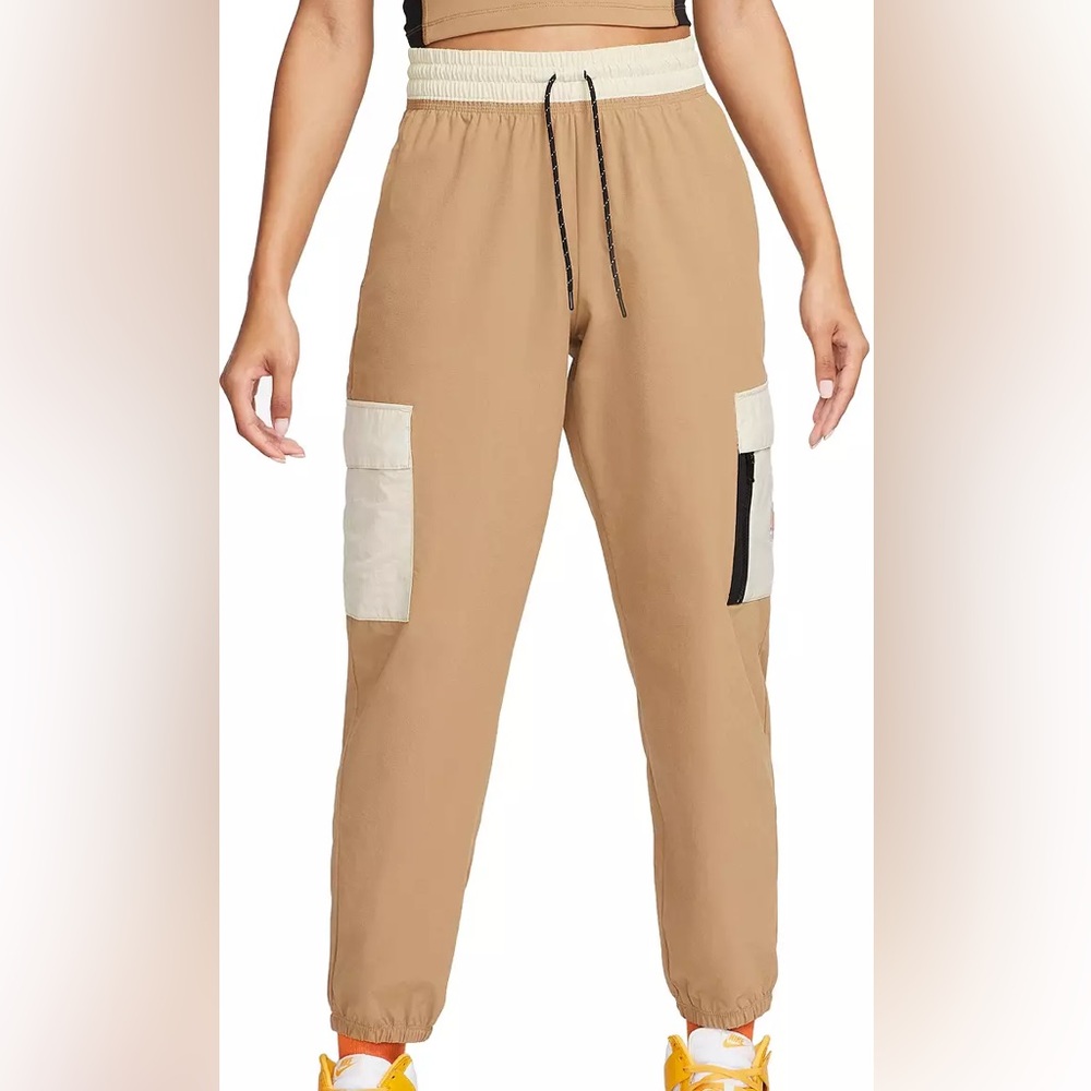 Nike Women’s Sportswear Cargo Pants size small